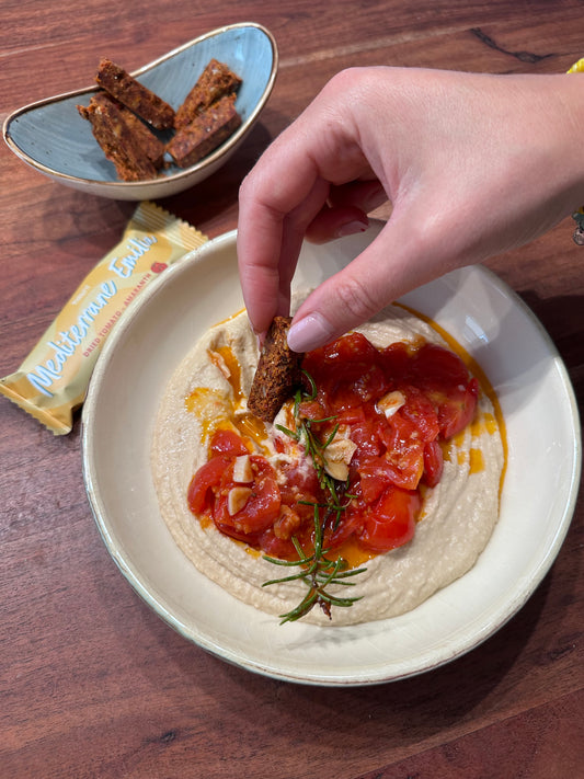 Cremiger Tomaten-Hummus mit mediterranen Sticks