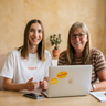Alena & Gitte helfen dir gerne: